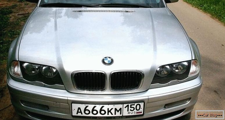 BMW Serie 3 nella parte posteriore di E46: il numero del diavolo sul numero