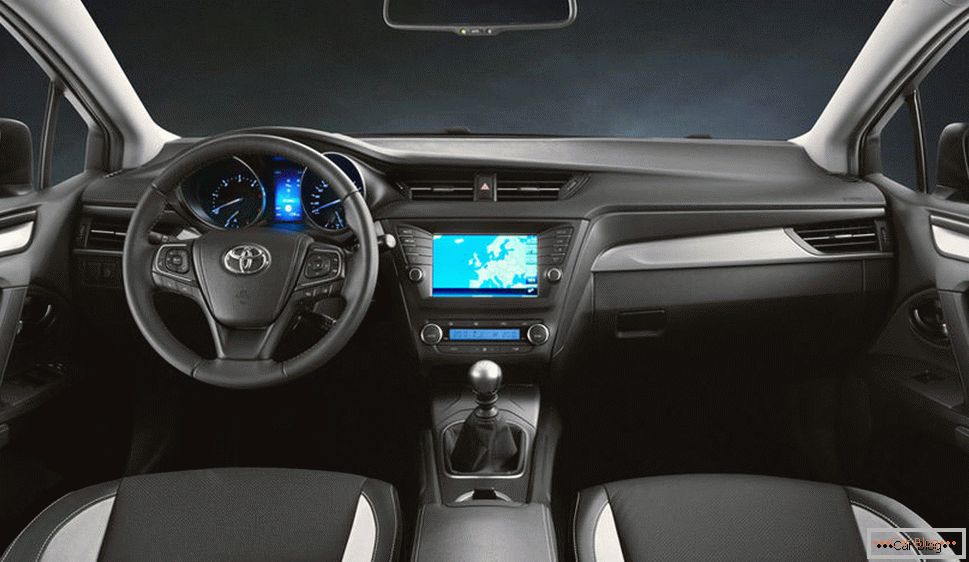 Dentro l'auto Toyota Avensis