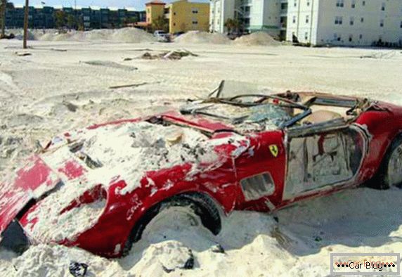 Ferrari 250 Spyder ricoperta di sabbia