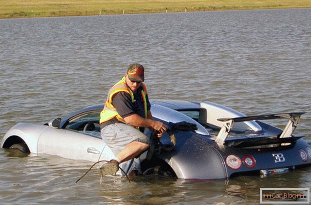 Bugatti Veyron SuperSport nel lago