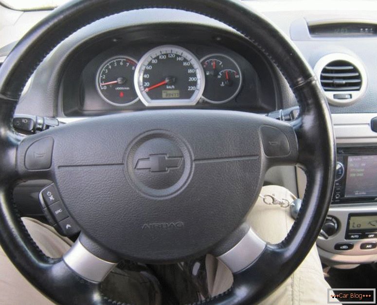 Chevrolet Lacetti con il chilometraggio del volante