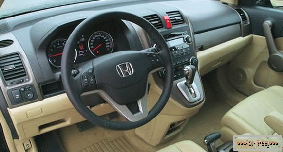 Honda CR-V vanta ogni particolare interno pensieroso