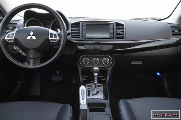 L'auto Lancer Mitsubishi vanta interni eleganti con sedili ergonomici.