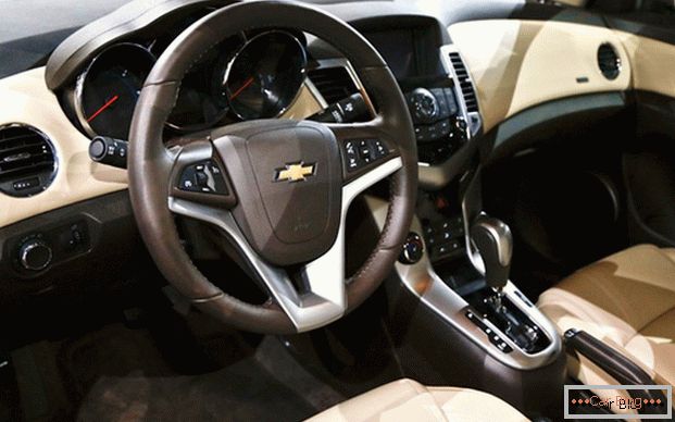 La qualità dei materiali di finitura e le grandi possibilità di regolazione sono le qualità distintive della berlina Chevrolet Cruze.
