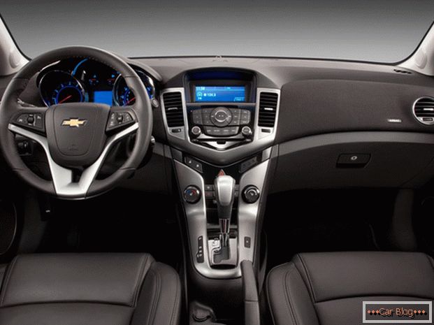 Interiore dell'automobile di Chevrolet Cruze порадует владельца качеством отделочных материалом и спортивной стилистикой