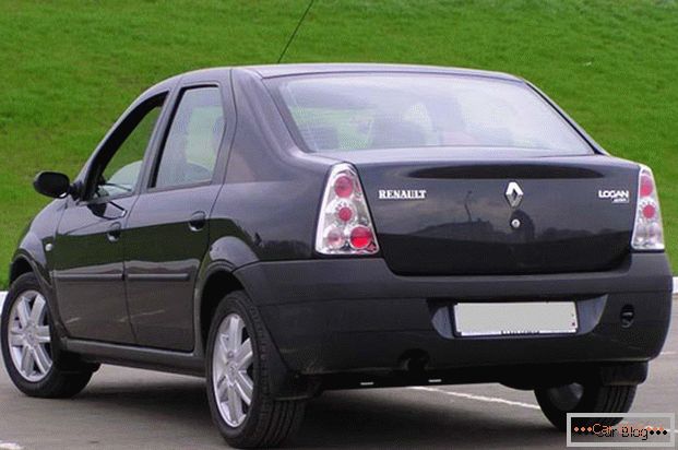 Automobile Renault Logan: vista posteriore