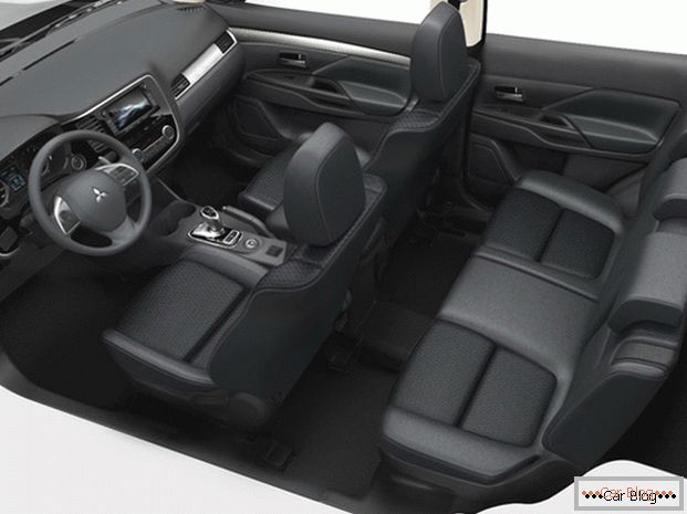 Dentro l'auto Mitsubishi Outlander