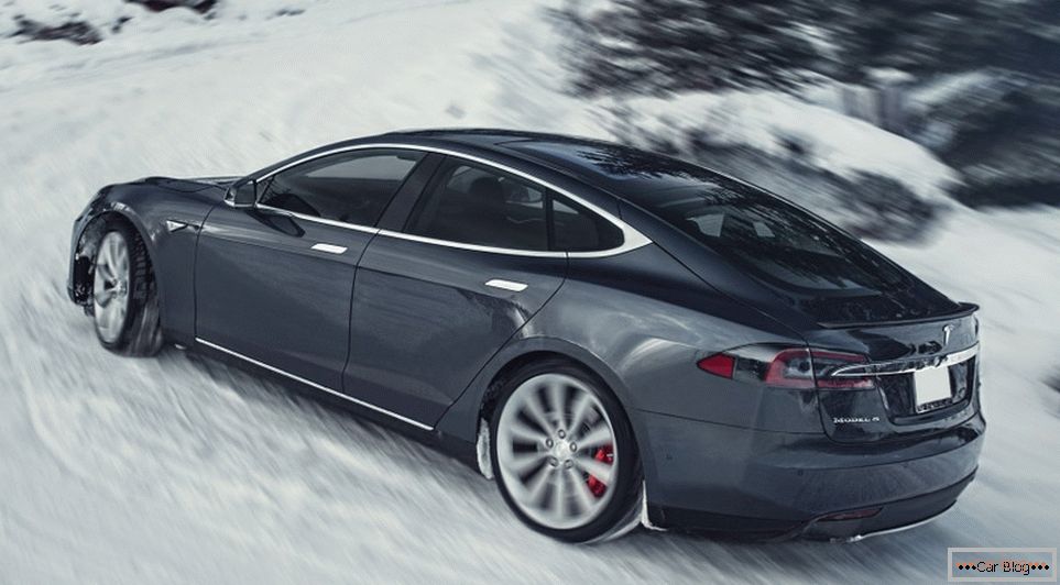 Novantamila Tesla Model S rispondono al produttore