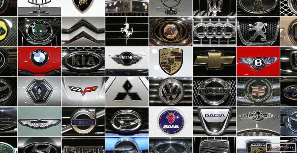 Emblemi di auto di diversi produttori
