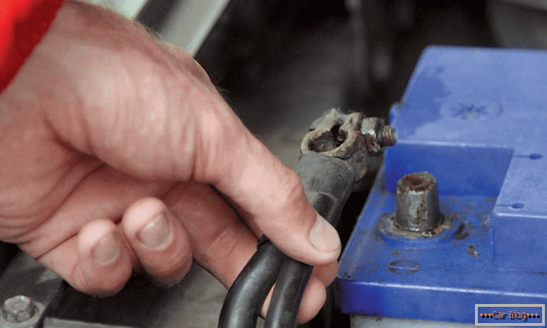 come fare la riparazione della batteria per auto