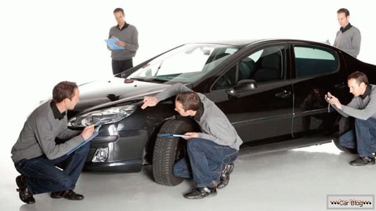 Valutazione dell'auto da parte di esperti di compagnie assicurative