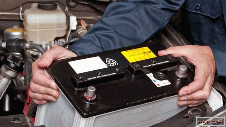 Come rimuovere la batteria dall'auto