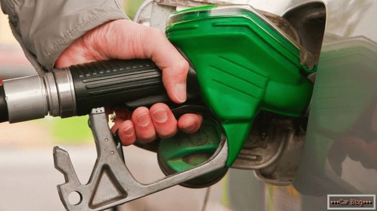 Conoscendo il consumo di carburante, l'auto può essere ricaricata quando necessario e quanto