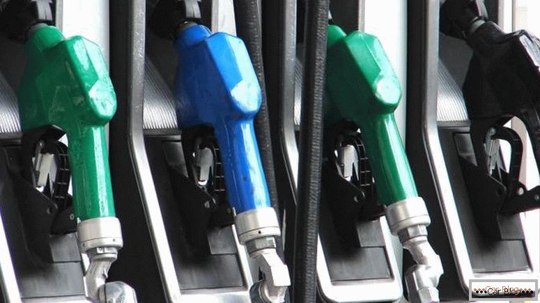 Conducendo il controllo del consumo di carburante, è possibile riempire l'auto secondo il programma stabilito