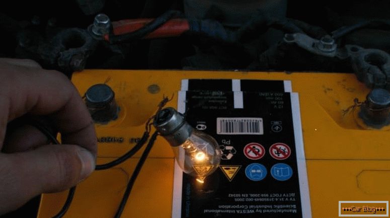 Caricare la batteria dell'auto senza caricabatterie