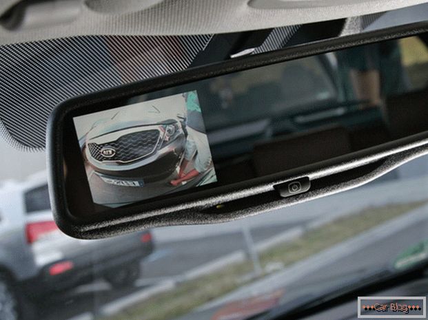L'immagine della telecamera posteriore può essere trasmessa allo specchio con un monitor