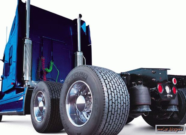I pneumatici sul camion sono sottoposti a carichi pesanti e pertanto devono presentare caratteristiche di buona qualità