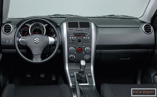 Nella cabina della vettura Suzuki Grand Vitara