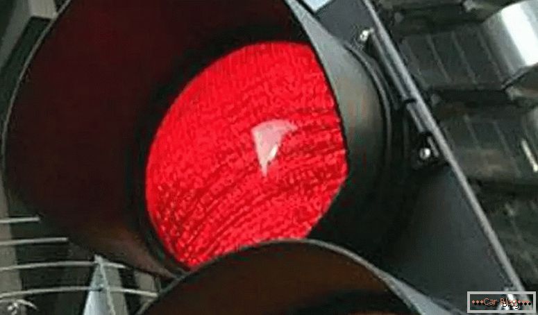 qual è la penalità per guidare un semaforo rosso?