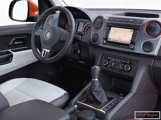 Dentro l'auto Volkswagen Amarok
