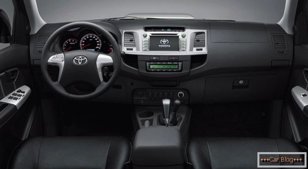 interno автомобиля Toyota Hajluks не может похвастаться качеством отделки, но комфорт в салоне на высшем уровне