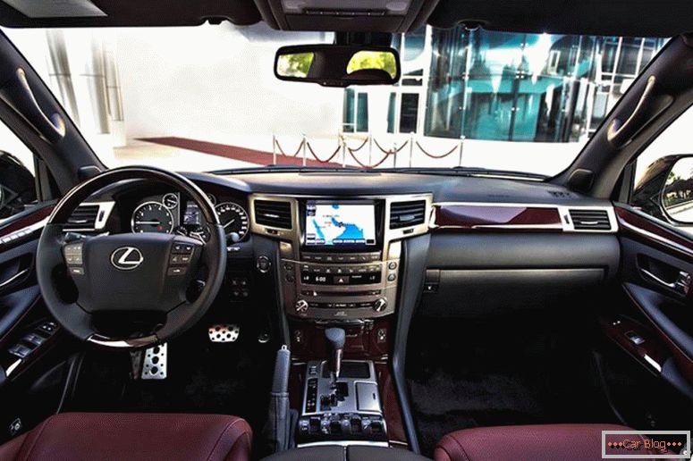 Interiore dell'automobile di Lexus LX570