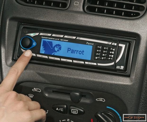L'auto moderna è difficile da immaginare senza una radio
