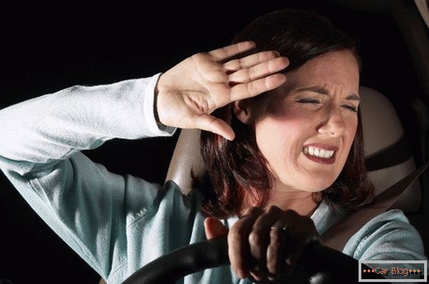 L'utilizzo di luci di guida durante la notte può rendere cieco il traffico in arrivo.