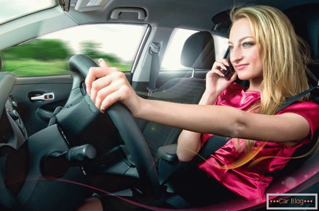 È severamente vietato utilizzare il telefono durante la guida.
