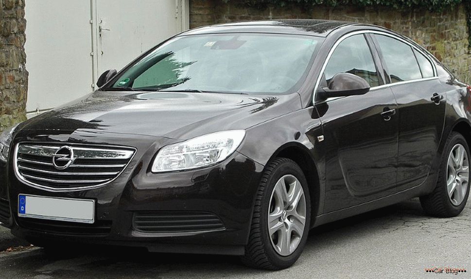 Opel insignia berlina di classe media