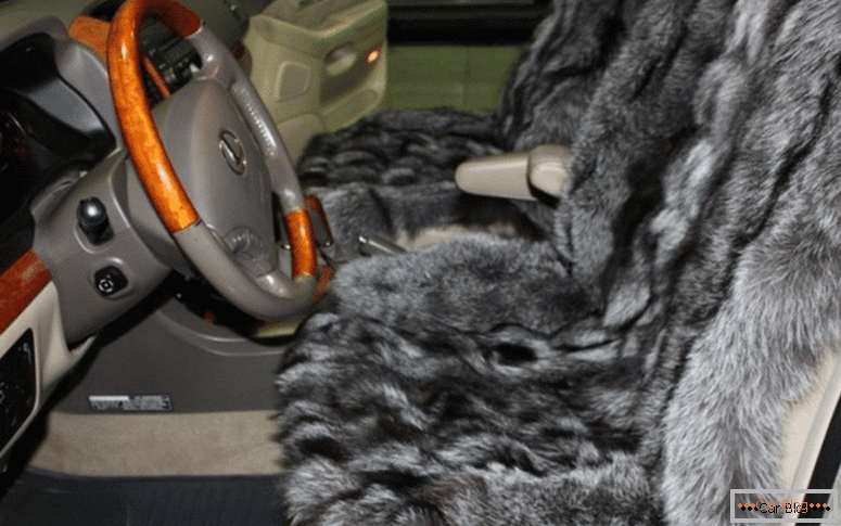 Che coste di pelliccia di montone sembrano sui sedili delle auto