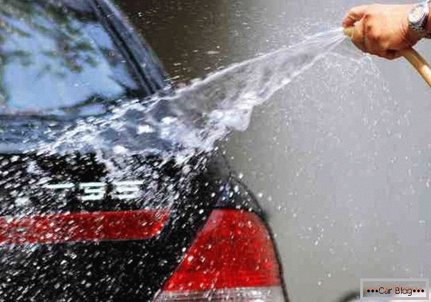 Lavare un'auto con acqua