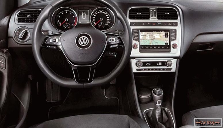 Cambiare l'interno e l'interno dell'auto Volkswagen Polo
