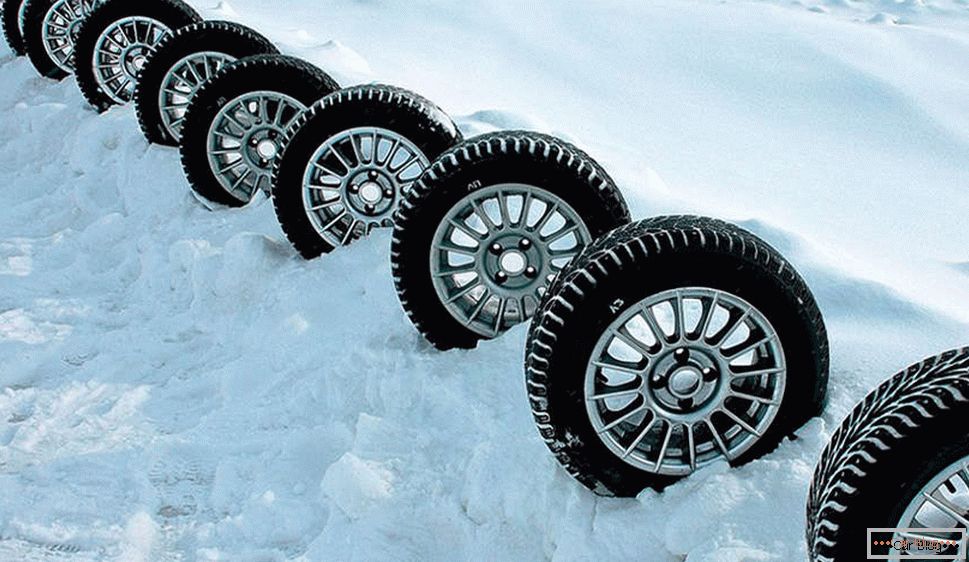Valutazione dei pneumatici con chiodatura invernale