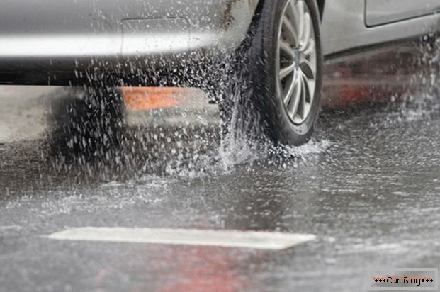 Guidare in modo improprio sotto la pioggia aumenta il consumo di carburante