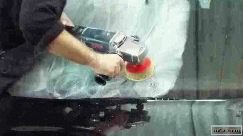 Lucidatura automatica del vetro con smerigliatrici e pasta speciale