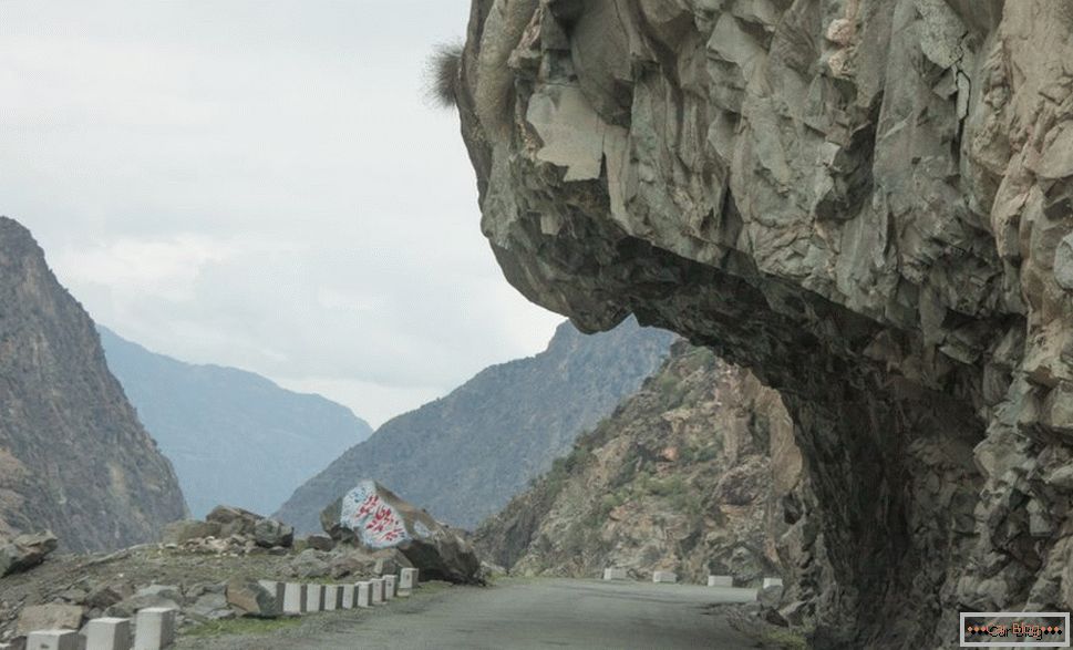 strada di montagna in pakistan