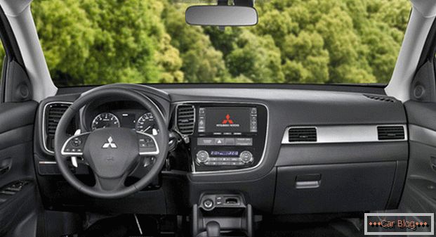 L'auto Mitsubishi Outlander piacerà al proprietario con un alto livello di rifiniture