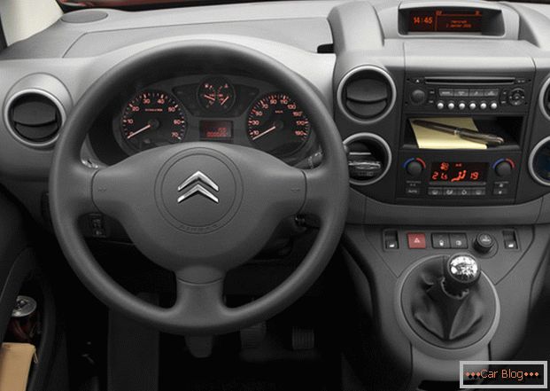L'interno dell'automobile Citroen Berlingo è focalizzato sul comfort del conducente e dei passeggeri durante il viaggio