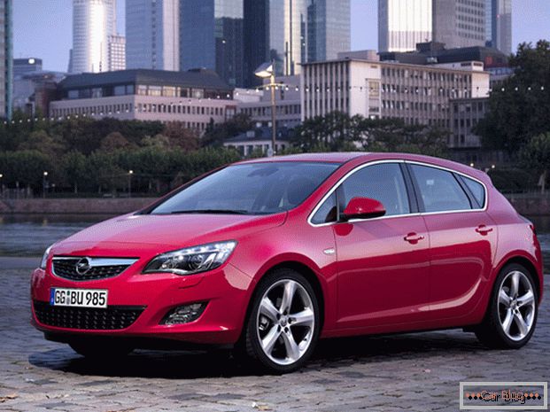 Comfort e praticità - caratteristiche della vettura Opel Astra