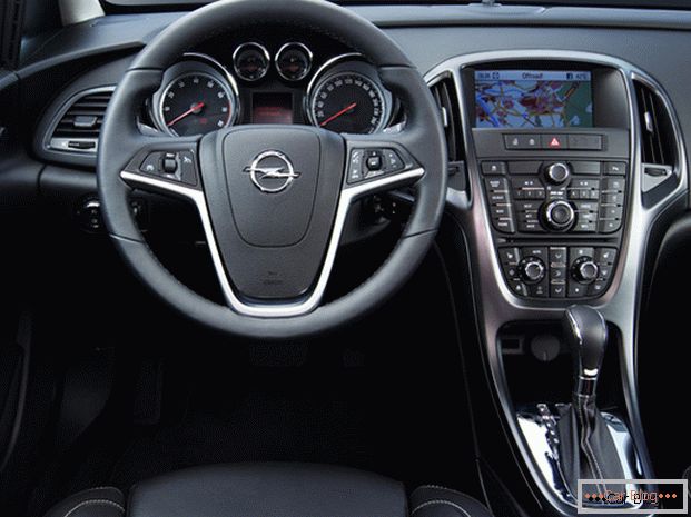 Nella cabina Opel Astra tutto è pensato nei minimi dettagli