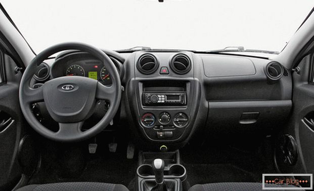 Il rivestimento interno dell'auto Lada Granta è realizzato secondo i canoni dell'industria automobilistica nazionale