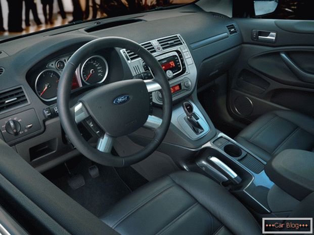 Interni auto Ford Kuga наоборот более презентабелен в отличии от внешности автомобиля