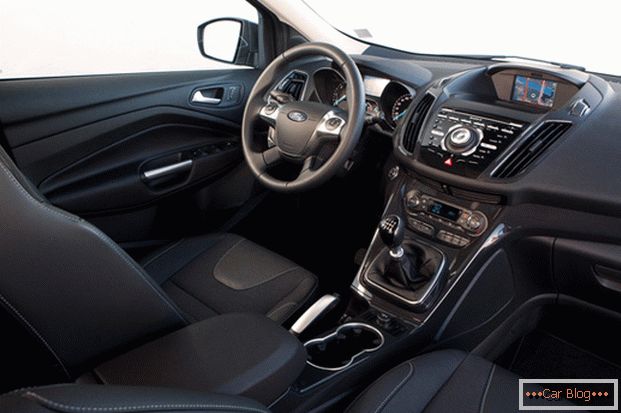 Ford Kuga dispone di una cabina spaziosa e confortevole. 