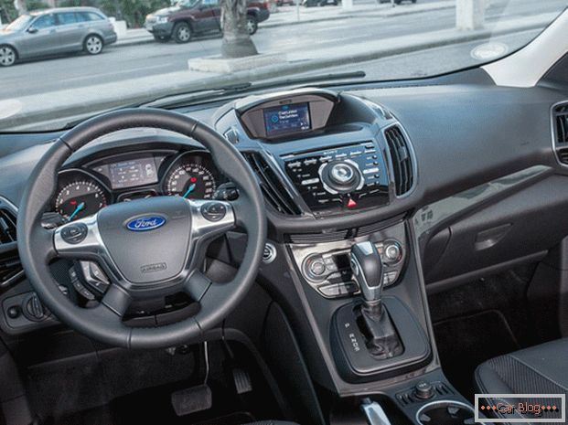 Ford Kuga vanta la presenza di elementi esotici nella cabina