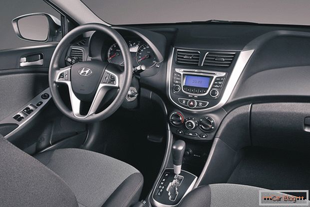 All'interno dell'auto Hyundai Solaris, troverai elementi di interni moderni.