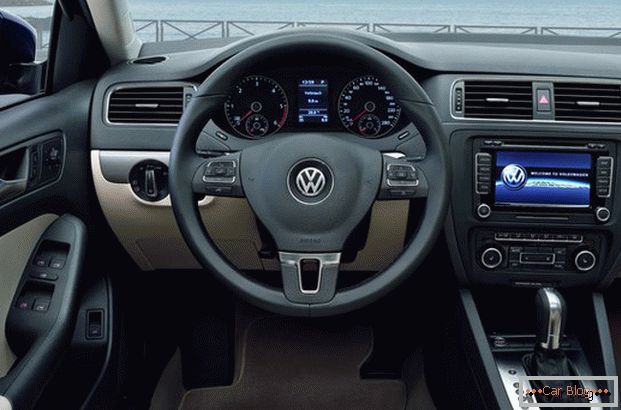 Salon Volkswagen Jetta vi delizierà con finiture di qualità e comodi controlli