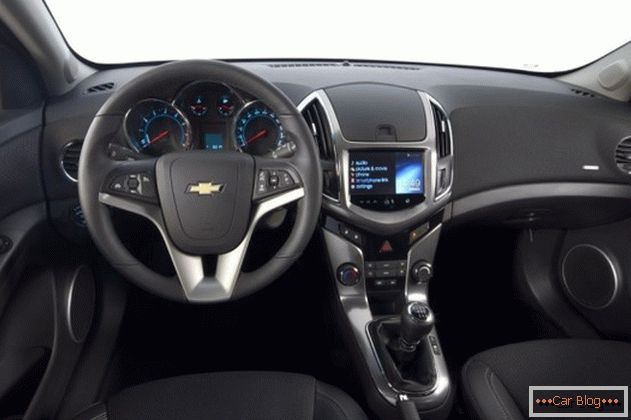 L'interno dell'auto Chevrolet Cruze è famoso per il suo comfort e affidabilità