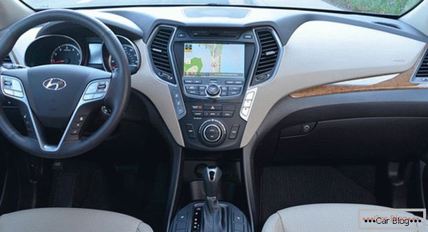 salone автомобиля Hyundai Santa Fe отличается наличием системы масса в водительском кресле и вместительным багажником