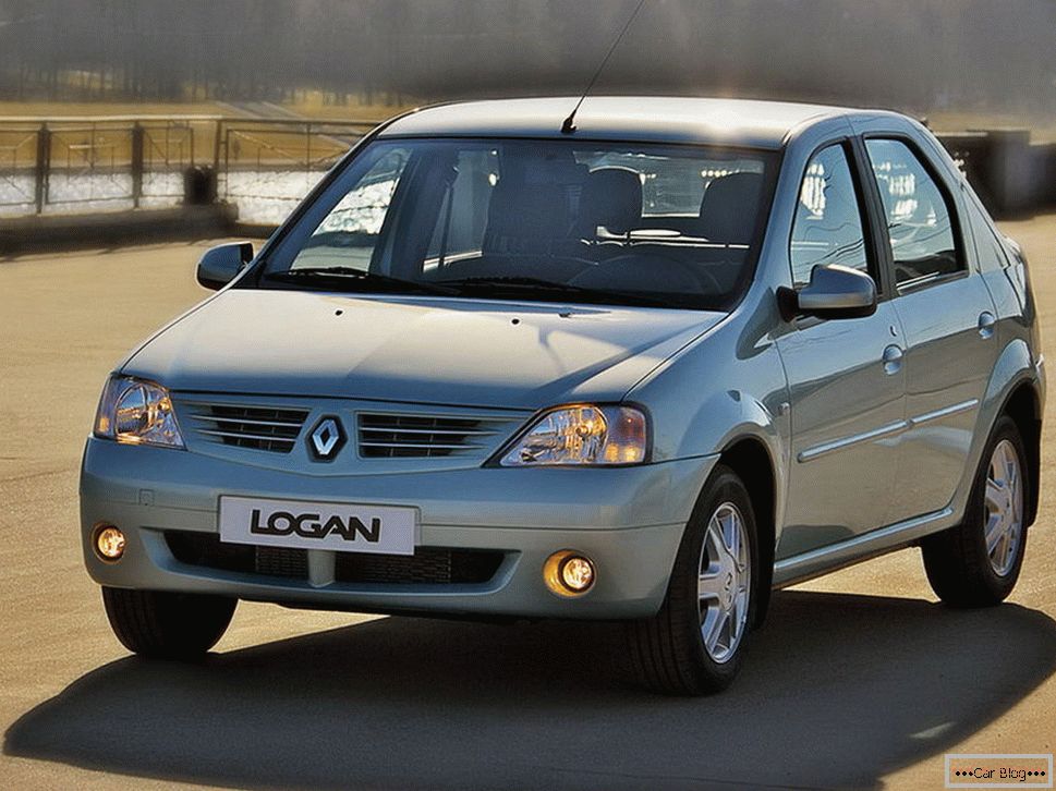 Renault Logan - vista frontale